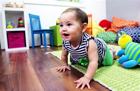 When should babies crawl? - Kinedu Blog