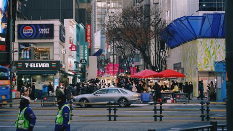 Busy City Street Scene 的图像结果