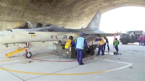 台空军飞行员爆料：F-16V已与解放军歼-16在台海空域交手？|台军|解放军|交手_新浪新闻
