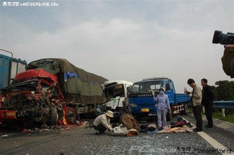 沈海高速公路发生交通事故 造成7死11伤(组图)-搜狐新闻
