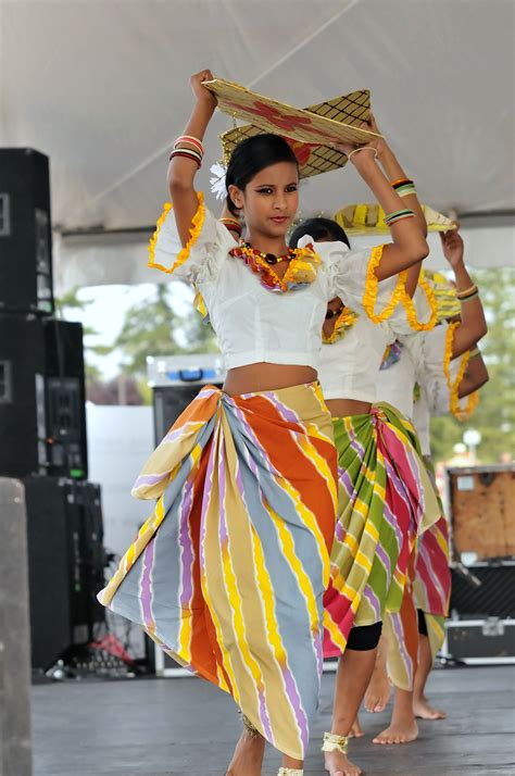 Culture of Sri Lanka - Wikipedia | Sri lanka traditional clothing, Sri ...
