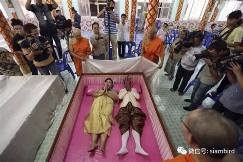 泰国奇异佛教仪式 活人躺棺材“死”一次求转运