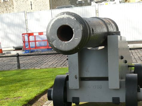 1800 12 Pounder Cast Iron Wooden Garrison Carriage Londres Tower Bridge ...