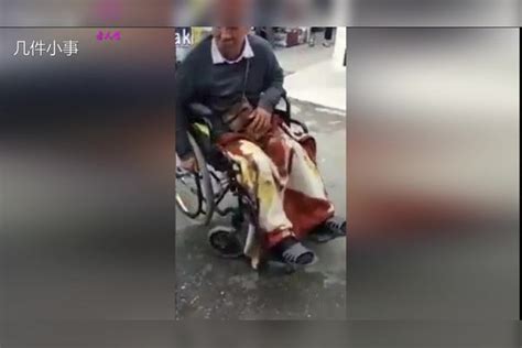 轮椅“残疾男”街头乞讨遭正义路人一秒“治好”_正义_轮椅_残疾