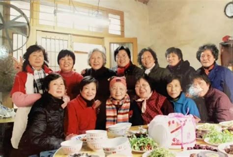 抱团养老15年后 上海93岁老太和老伙伴们把这栋楼捐了_腾讯新闻