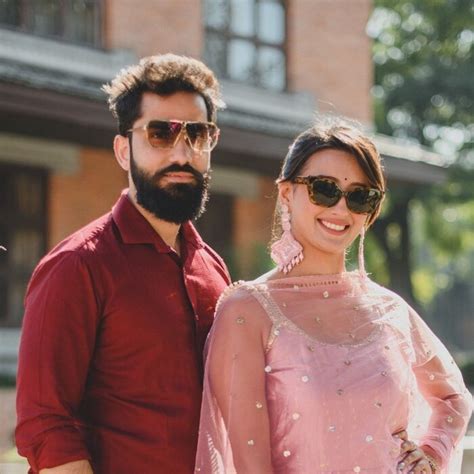 सिंगल नहीं, शादीशुदा हैं ये मशहूर एक्ट्रेस, हैंडसम हसबैंड संग शेयर की ...