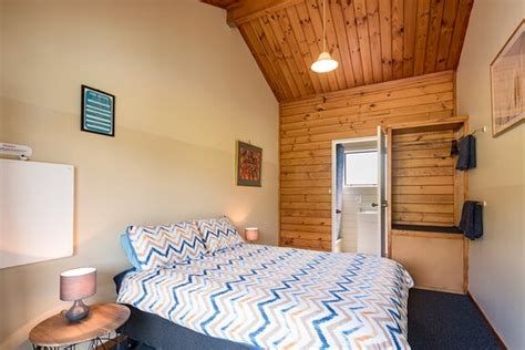 BAY OF ISLANDS LODGE (Paihia) - Hostel Reviews, Photos, Rate Comparison ...