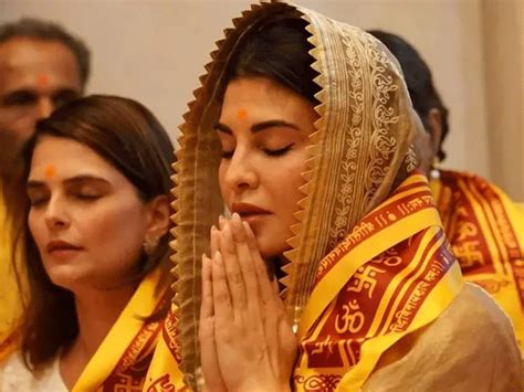 Jacqueline bowed her head at Siddhivinayak Temple with Elon Musk's mother