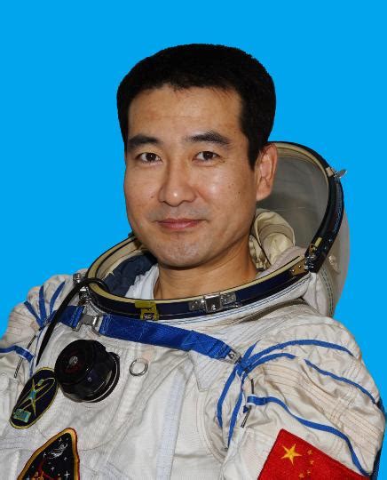 中国首次太空漫步全记录 翟志刚顺利出舱