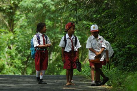 Anak-Anak yang Tampak Lebih Bahagia Saat Pulang Sekolah » Boleh Merokok