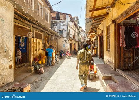 Local Town Local People 的图像结果