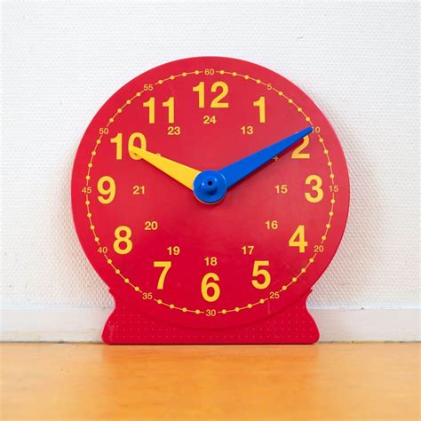 Telling the Time in Spanish - Llamitas Spanish.com