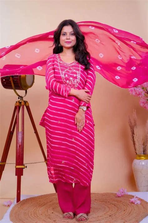 Bandhej Bliss in Hot Pink – Qurbat