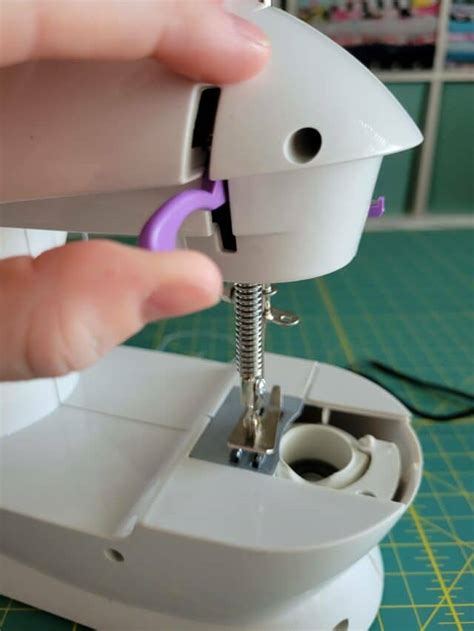 How to Thread a Small Sewing Machine 的图像结果