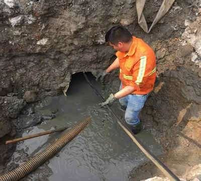 竟然拿着政府治污的钱干污染环境的勾当！徐州一污水处理厂往河道偷排污泥被查