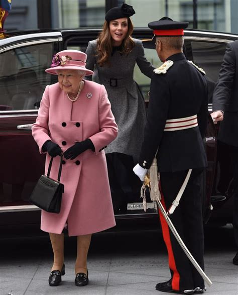 热点 _ 凯特首次单独陪同英女王出席活动，93岁粉红女王娇艳更胜王妃，梅根再次“躺枪”