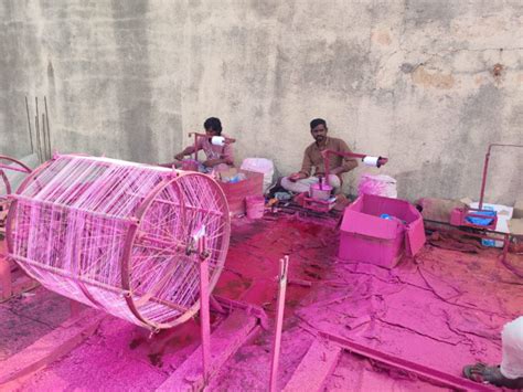 Craftsmen who sleep in front of lifelines for humans and birds also ...