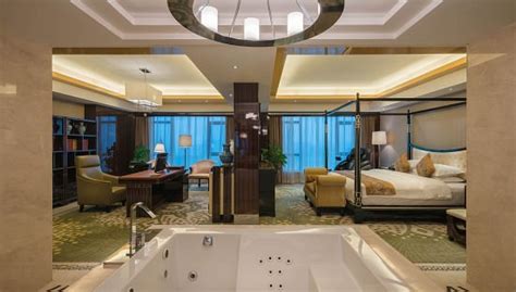 HAPPINESS HOTEL CHANGZHOU - Hotel Reviews, Photos, Rate Comparison ...