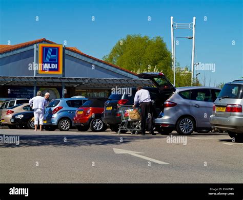 Car park in Aldi budget supermarket in Newark on Trent Nottinghamshire ...