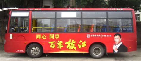 武汉的公交车很“凶猛”，现实版的速度与激情，不用担心迟到了！