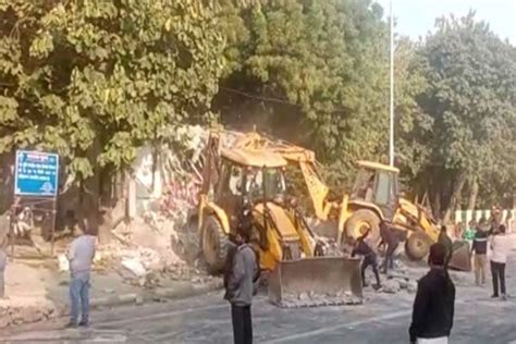मंदिर और मस्जिद को पीडब्ल्यूडी ने ध्वस्त कर दिया दिल्ली के आईटीओ ...