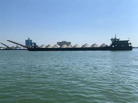 湛江海警查获万吨级非法盗采海砂船 当场查扣10000多吨海砂