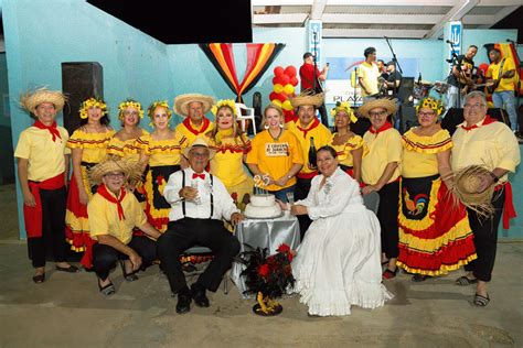 Prome Minister durante un recorido a bishita diferente evenemento di Dera Gay rond di Aruba ...