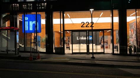 LinkedIn revolutionizes job search experience with AI-powered chatbot ...