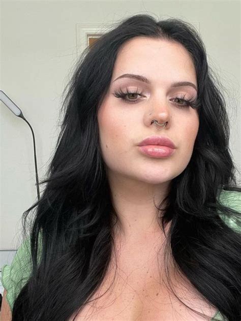 'काफी हॉट हूं बॉयफ्रेंड नहीं मिल रहा', बोलकर वायरल हुई लड़की, फिर ...