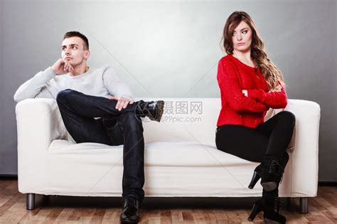 男人和女意见不一在沙发上吵架的年轻夫妻高清图片下载-正版图片304136450-摄图网