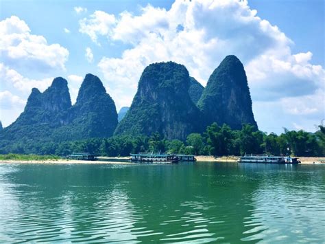 桂林山水甲天下 我们乘着船，荡漾在漓江上，来观赏桂林的山水。-青州小熊