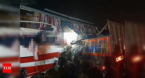 Agra Expressway Accident Today: 16 bus passengers killed in Agra ...