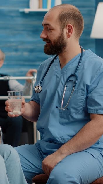Man Using Phone Side View 的图像结果