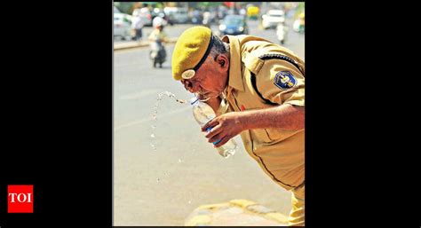 Traffic cops on frontline of heat stress | Ahmedabad News - Times of India