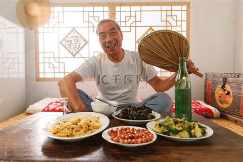 老年人坐在家里吃饭喝酒高清摄影大图-千库网