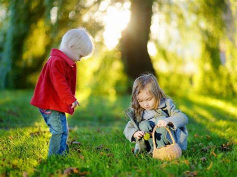 Children Learning Outside 的图像结果