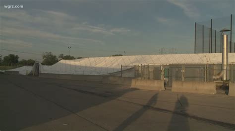 Crews deflate iconic golf dome in Town of Tonawanda | wgrz.com
