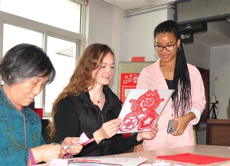 青岛民间艺人传授绢人工艺 让外国留学生体验别样“中国年”_腾讯新闻