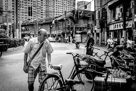 人车生活老外骑车逛上海高清图片下载-正版图片500671087-摄图网