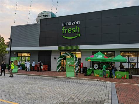 Hundreds line up as Amazon Fresh opens in Chevy Chase - WTOP News