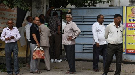 Kanpur : RTO दफ्तर में DM की छापेमारी की अफवाह से सनसनी, एजेंट दिन भर ...