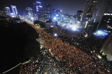 韩媒：首尔市中心爆发大规模追悼烛光集会，参加者近6万人_手机新浪网