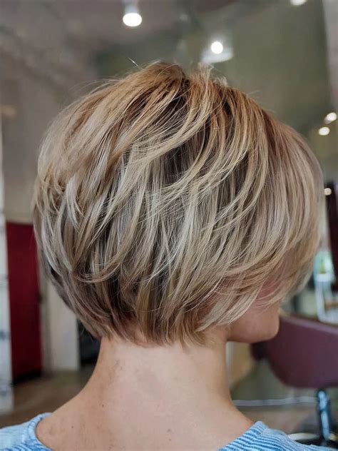 Short Layered Bob Haircut: Best Layered Bob Haircuts - QUVLY