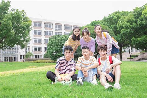 实拍大学校园学生上学高清摄影大图-千库网