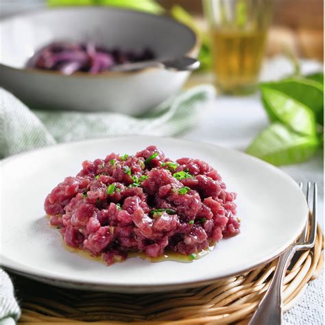 Steak tartar clásico de vaca del chef Ricard Camarena