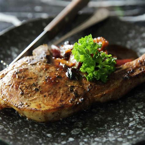 Côtelettes de porc au four avec vin rouge et champignons