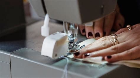 Making Buttonholes with Singer Machine 的图像结果