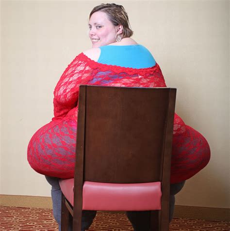 Meet 222kg Woman Who Makes A Fortune Flaunting Her Eight-Foot Wide Hips ...