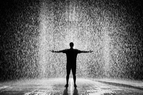 一个人被雨淋湿的图片图片
