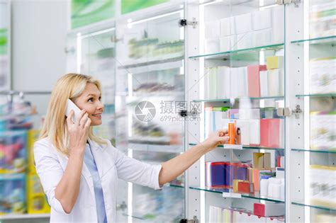 女药剂师在药店工作时笑着微笑的女药剂师用高清图片下载-正版图片502688762-摄图网